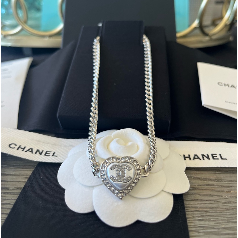 🆕CHANEL 2023 Silver & Crystal CC Logo Heart Pendant Necklace - New with RECEIPT